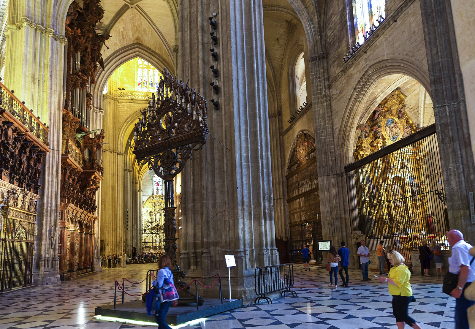 La cathédrale Notre-Dame-du-Siège de Séville est l'église-mère de l'archidiocèse de Séville