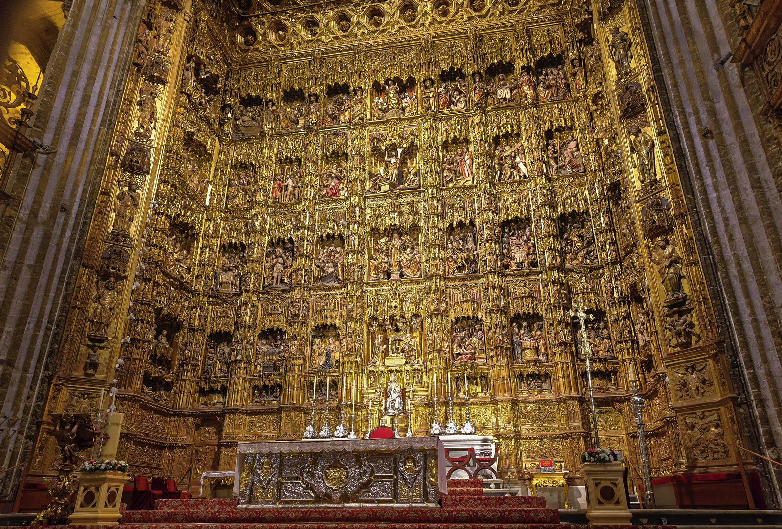 La cathédrale Notre-Dame-du-Siège de Séville est l'église-mère de l'archidiocèse de Séville