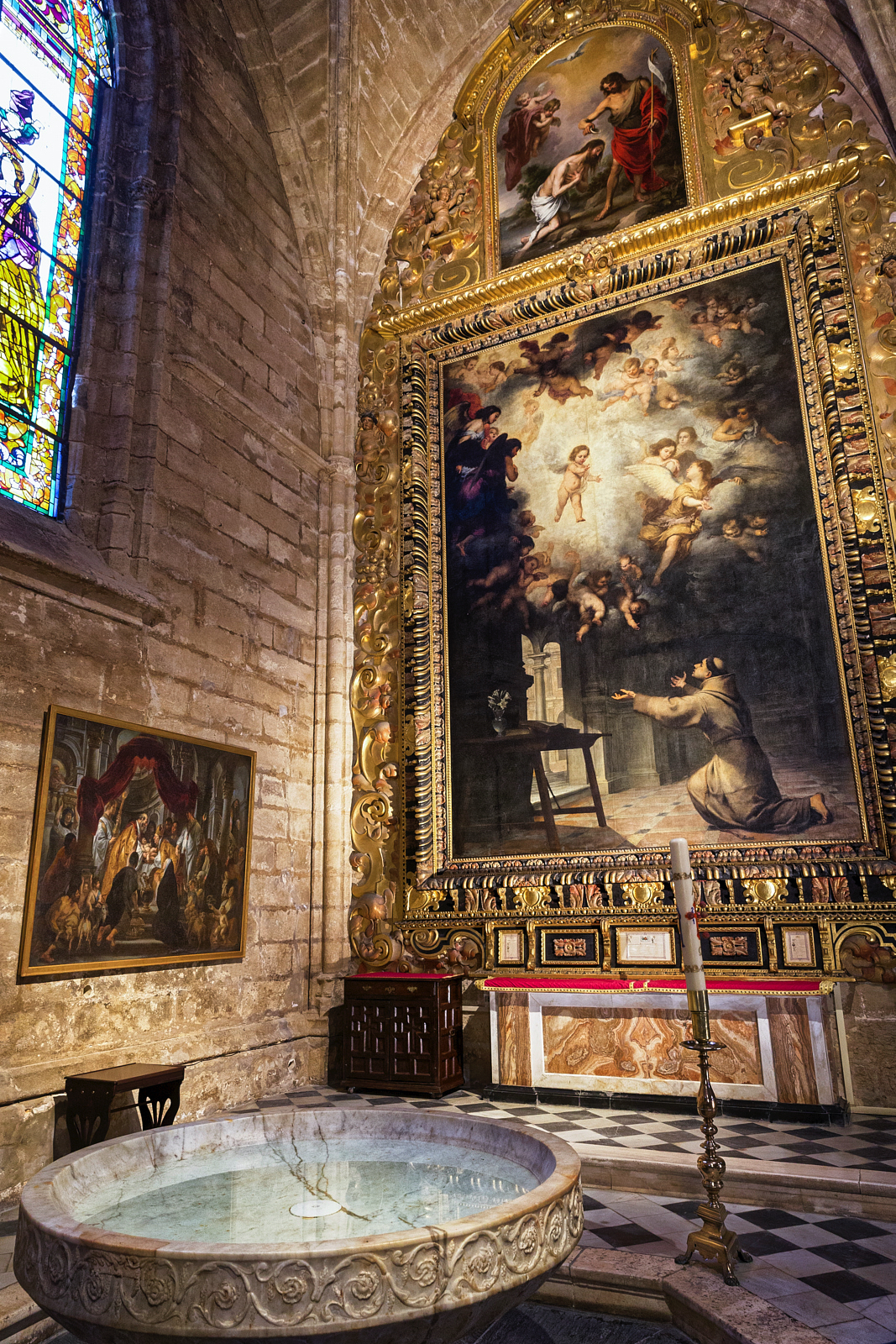 La cathédrale Notre-Dame-du-Siège de Séville est l'église-mère de l'archidiocèse de Séville